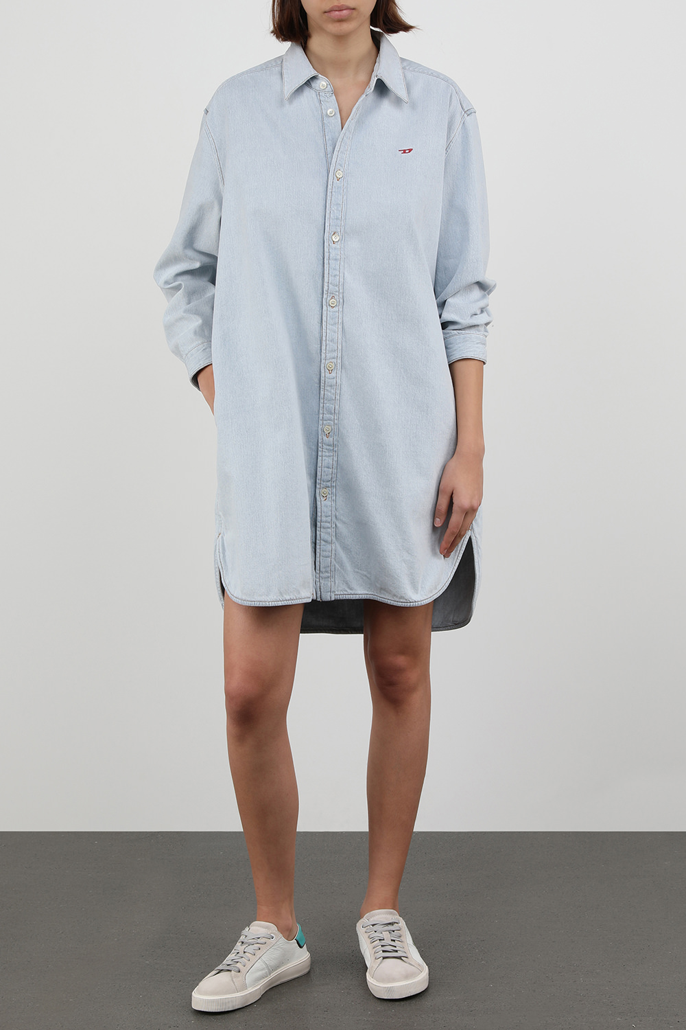 שמלת ג'ינס בהירה בגזרת אוברסייז